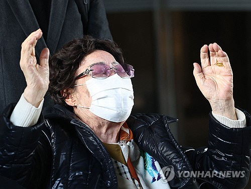 23일 오후 서울 서초구 서울고등법원에서 열린 일본군 '위안부' 피해자·유족의 일본 정부 상대 손해배상 청구 소송 2심 선고 기일에서 이용수 할머니가 법원의 1심 각하 취소 판결을 받은 뒤 기뻐하고 있다. [연합뉴스]